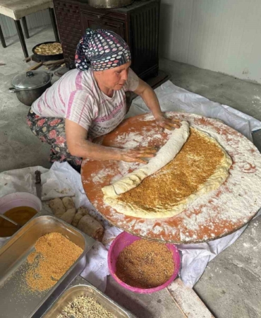 Bayrama özel köylerde taş fırınlarda pişen "bayram çöreği" yok satıyor