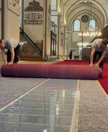 Bursa Ulucami’de halı yenileme çalışmaları başladı