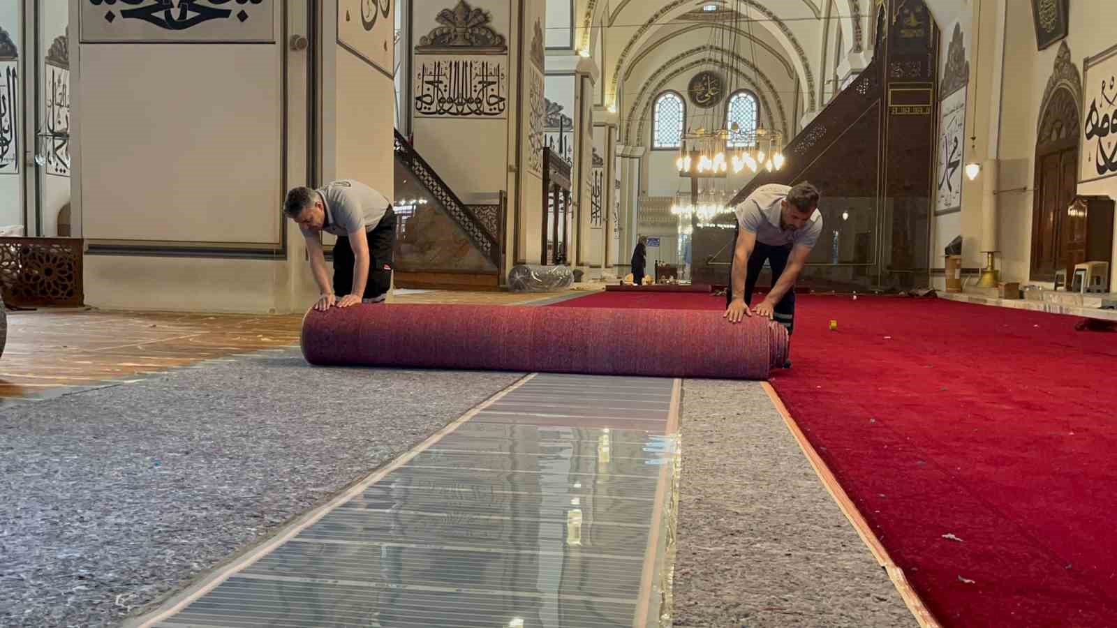 Bursa Ulucami’de halı yenileme çalışmaları başladı