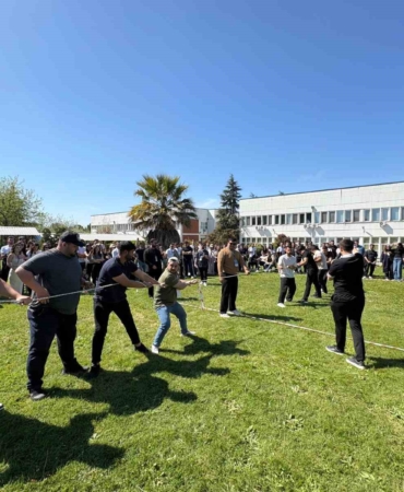 Geleneksel tomurcuk şenliğinde öğrenciler doyasıya eğlendi