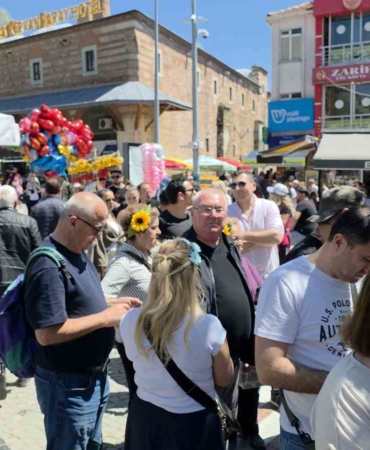 Kakava şenlikleri için gelen turistler ciğercilerde kuyruk oluşturdu