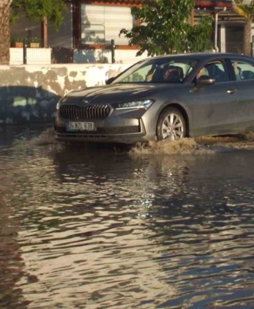 Balıkesir’de lodos denizi taşırdı, yollar göle döndü