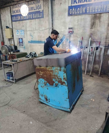 Gölcük’te eskiyen konteynerler çöpe gitmiyor, yenilenerek tasarruf sağlanıyor