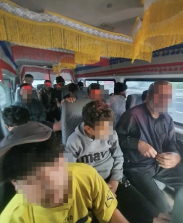 Durdurulan araçtan 15 düzensiz göçmen çıktı: Sürücü cezaevine gönderildi