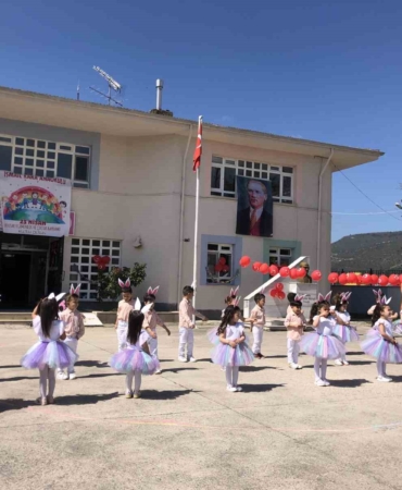 Minik öğrenciler ayakta alkışlandı
