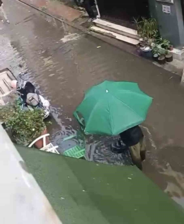 İzmit’te sağanak vatandaşlara zor anlar yaşattı