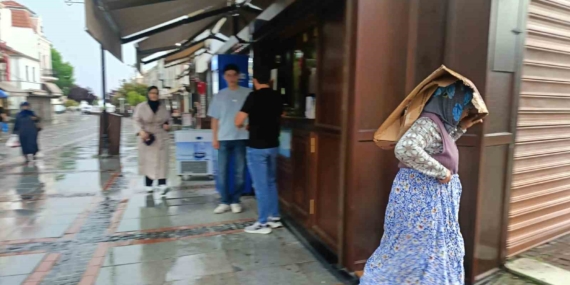 Edirne’de sağanak yağış: Vatandaşlar karton ve poşetle yağmurdan korunmaya çalıştı