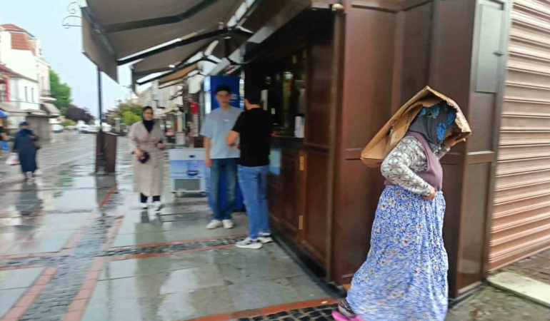 Edirne’de sağanak yağış: Vatandaşlar karton ve poşetle yağmurdan korunmaya çalıştı