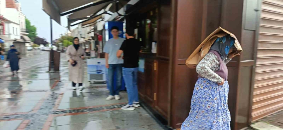 Edirne’de sağanak yağış: Vatandaşlar karton ve poşetle yağmurdan korunmaya çalıştı