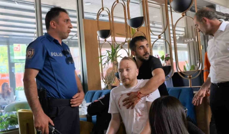 Yol kavgasında kan aktı: 1’i ağır 4 kişi bıçakla, 1 polis memuru arbede sonucu yaralandı