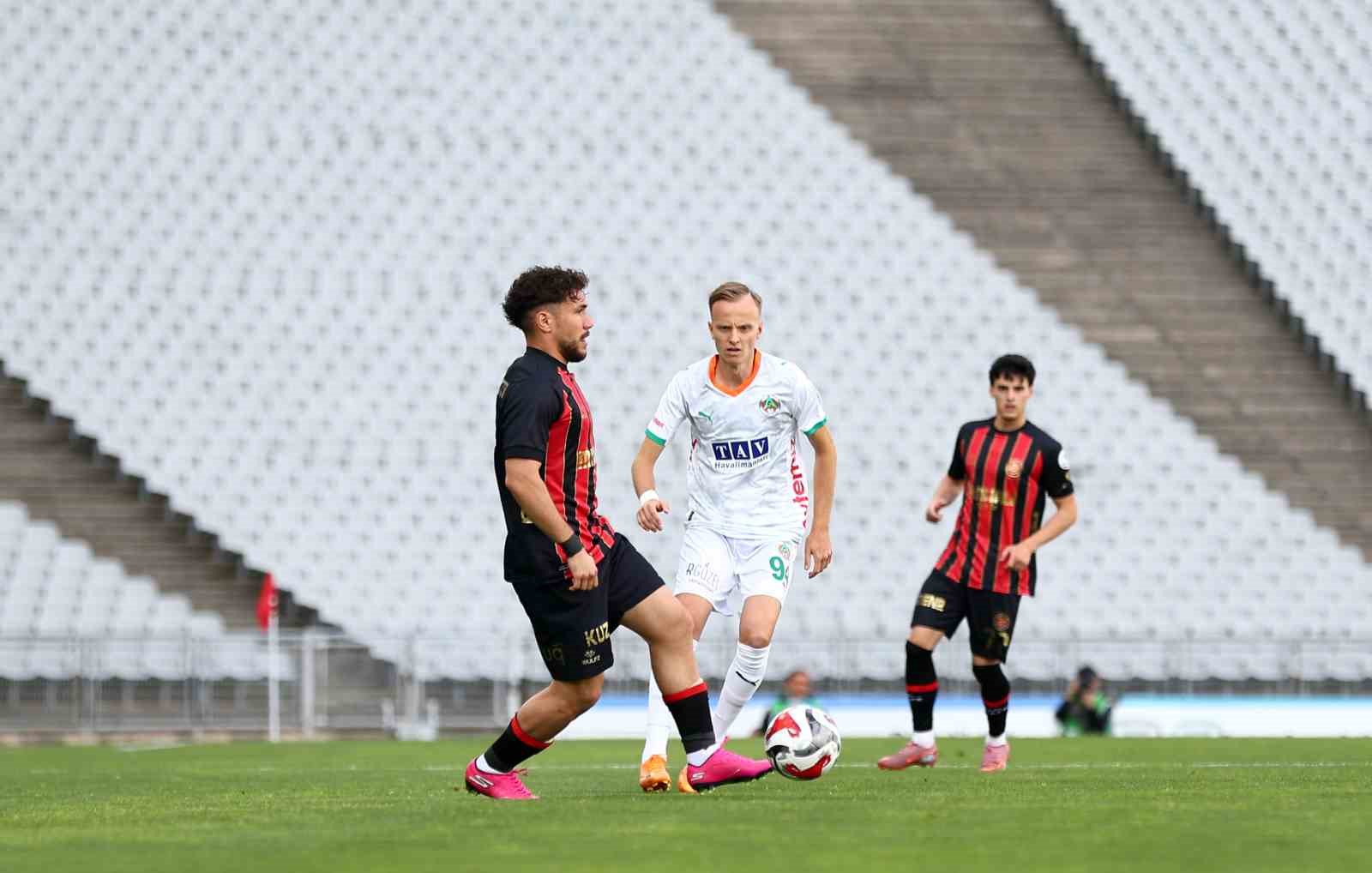 Trendyol Süper Lig: Fatih Karagümrük: 0 - Corendon Alanyaspor: 0 (Maç devam ediyor)