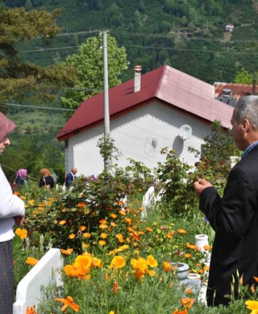 Sakarya’da arefe günü mezarlıklarda duygu dolu ziyaret