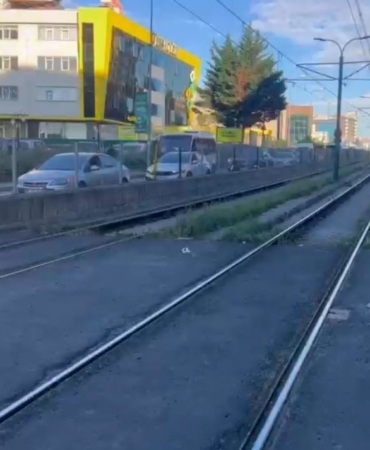 Gaziosmanpaşa’da tramvay ile motosiklet çarpıştı: 1 ağır yaralı