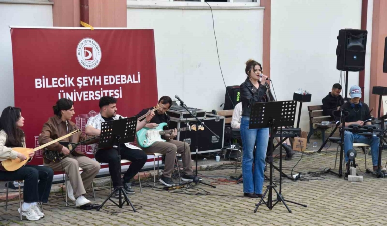 Bilecik’te öğrenciler kampüs konseriyle unutulmaz anlar yaşadı