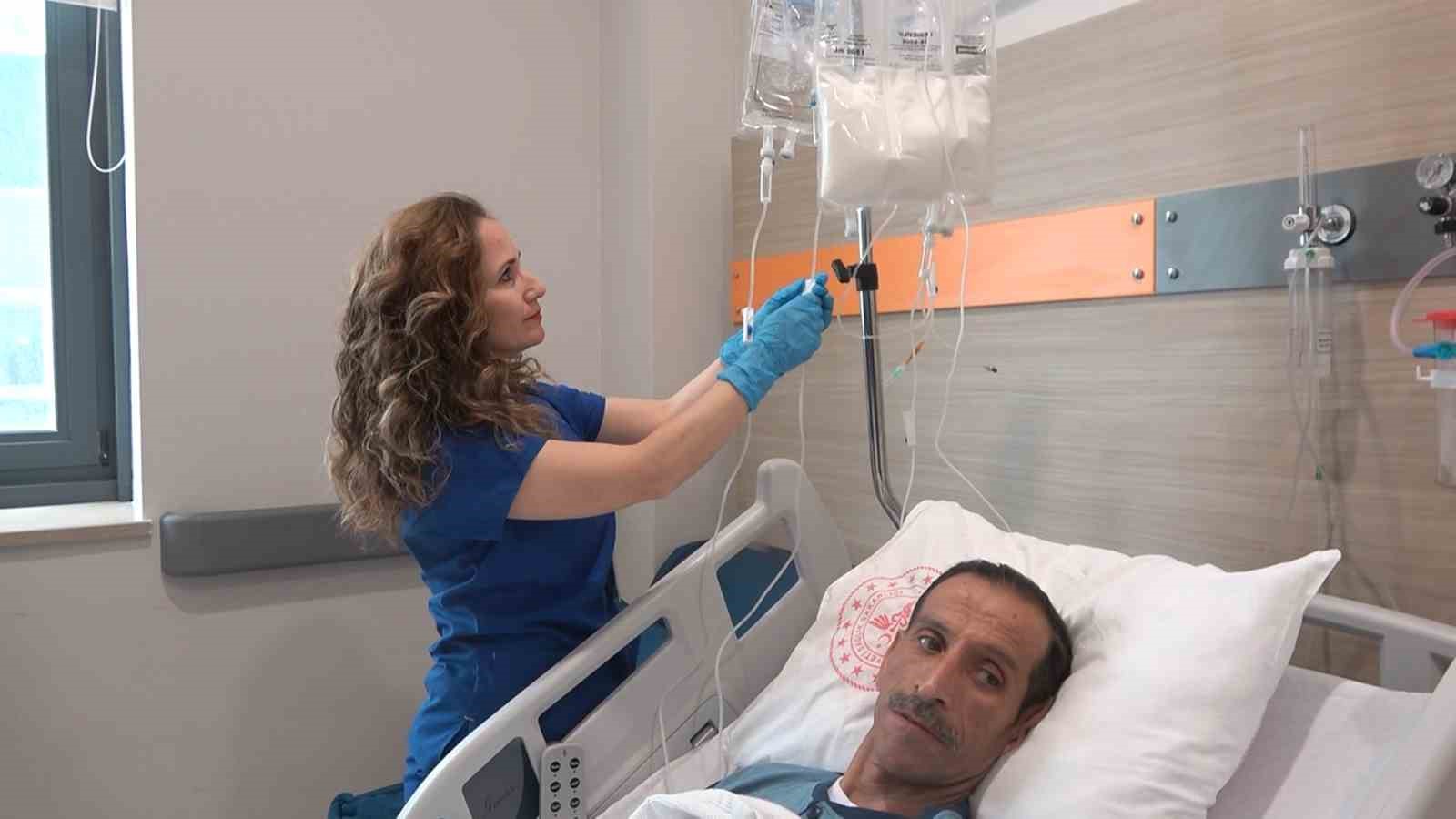 Sıdıka hemşire 25 yıldır hastalarına şefkatle yaklaşıyor
