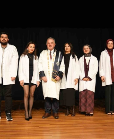 Geleceğin eczacıları beyaz önlüklerini giydi