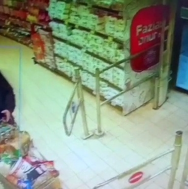 Arnavutköy’de 10 bin TL’lik market hırsızlığı kamerada