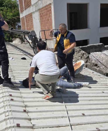 Mudanya’da can pazarı...6.kattan devrilen vinçte 2 işçi yaralandı