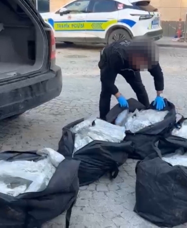 Edirne’de Moldova plakalı araçta 90 kilo skunk ele geçirildi