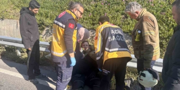 Bakırköy’de kamyonete çarpan motosikletli yaralandı