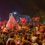 Şampiyonluğu garantileyen sarı-kırmızılılar Çanakkale sokaklarında şampiyonluk coşkusu yaşadı