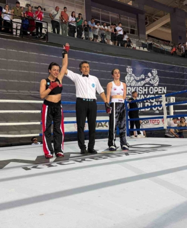 Bağcılar Belediyesi personeli Emine Arslan, Kick Boks Dünya Kupası Şampiyonu oldu