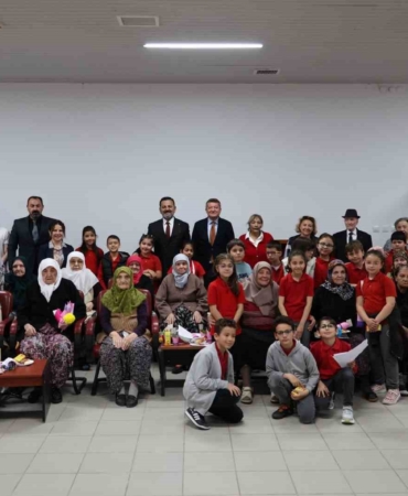 Huzurevinde anneler gününe özel anlamlı buluşma