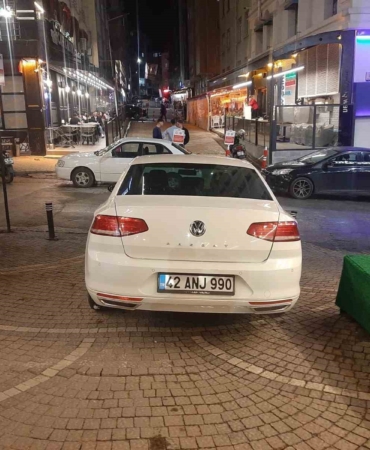 Komisyon kararına rağmen trafiğine kapalı sokakta park halindeki araç bitmiyor