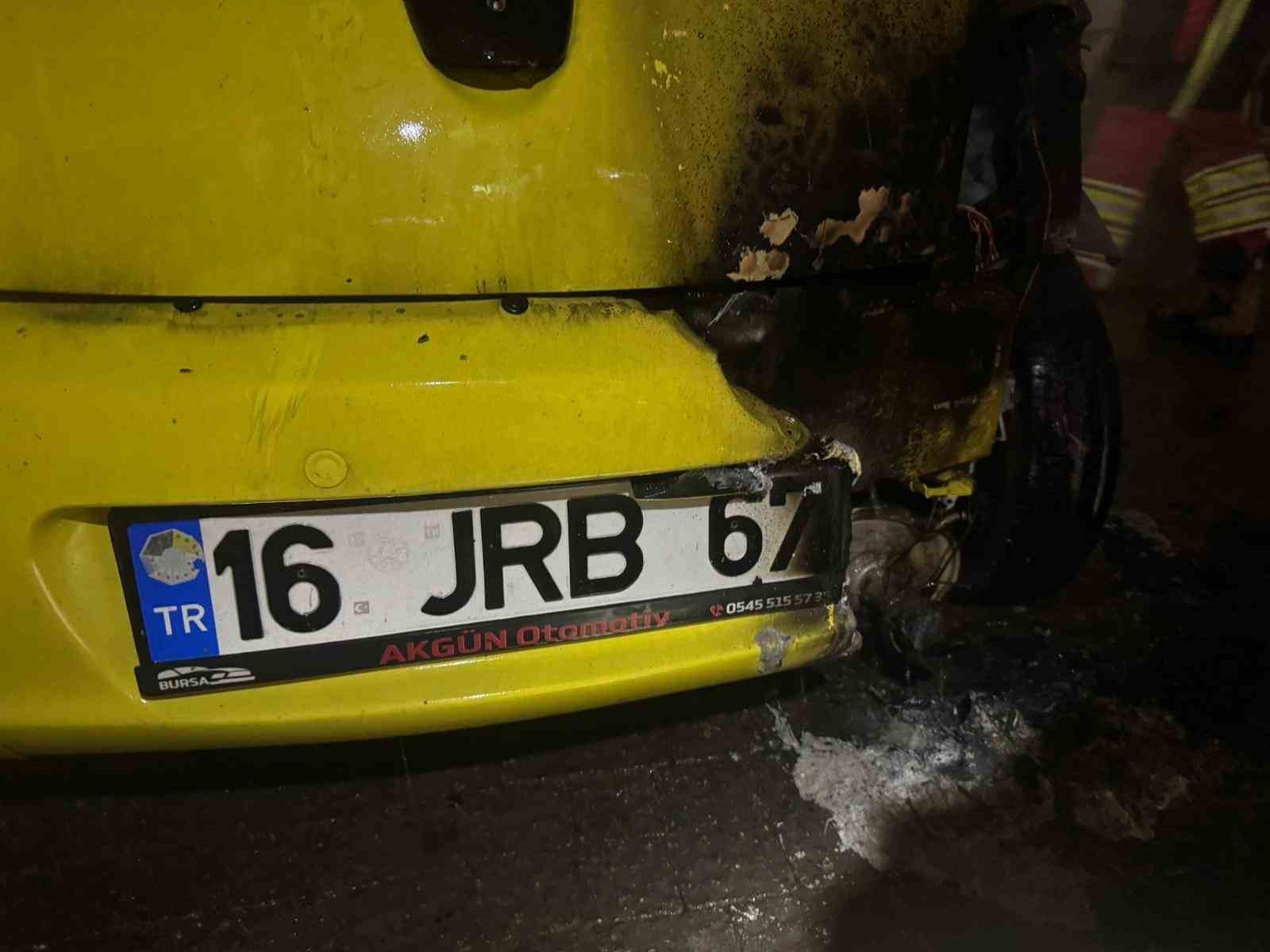 Balıkesir’de araç yangını büyümeden söndürüldü