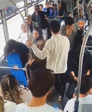 Şoför sürdü, sağlık çalışanı müdahale etti: Otobüsteki panik anları kamerada