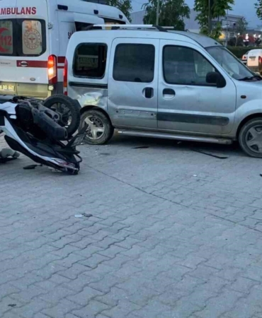 Hafif ticari araçla çarpışan motosikletteki 2 kişi yaralandı
