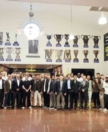 Başkan Saran ve yöneticilerden futbolculara veda yemeği