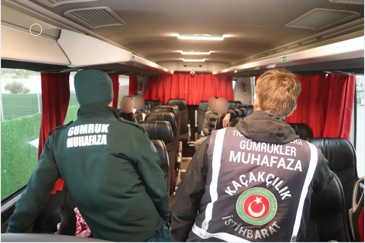Yunanistan’dan yurda giriş yapan yolcu otobüsünden 4 kaçak göçmen çıktı
