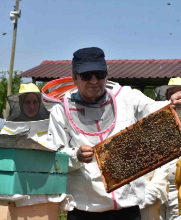 Ev hanımından öğretmenine herkes kovan başında