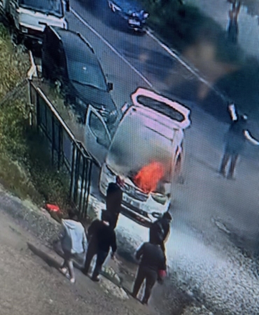Seyir halindeki aracın alev aldığı ve çok sayıda yangın tüpleriyle müdahale anları kamerada
