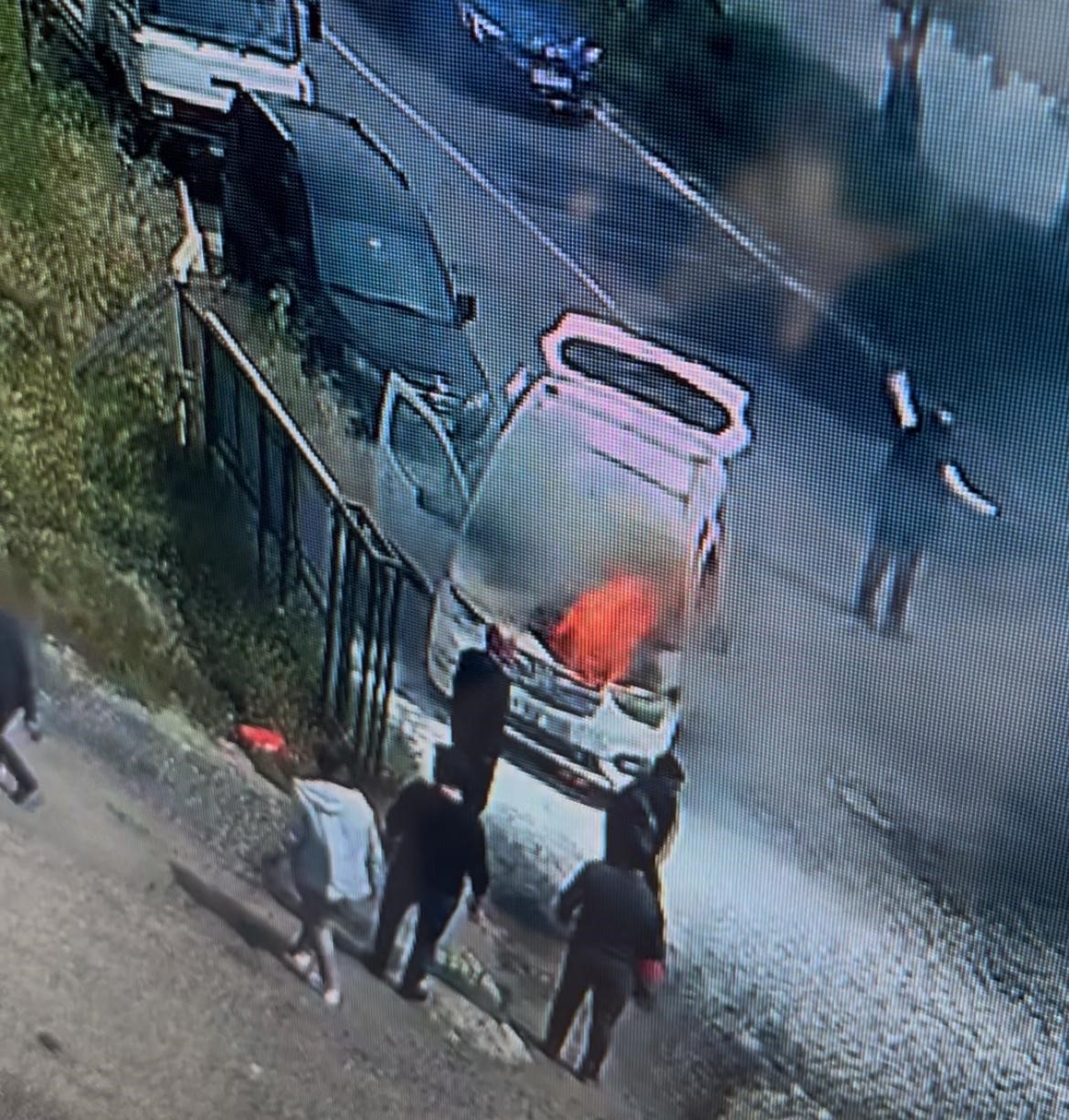Seyir halindeki aracın alev aldığı ve çok sayıda yangın tüpleriyle müdahale anları kamerada