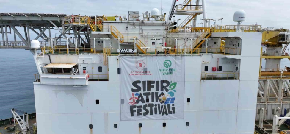 Yavuz Derin Deniz Sondaj Gemisi’ne ‘Sıfır Atık Festivali’ yazılı bir pankart asıldı