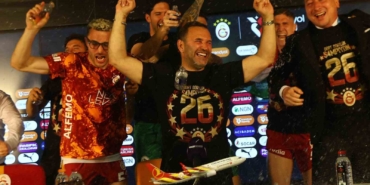 Galatasaraylı futbolculardan, basın toplantısında sulu kutlama