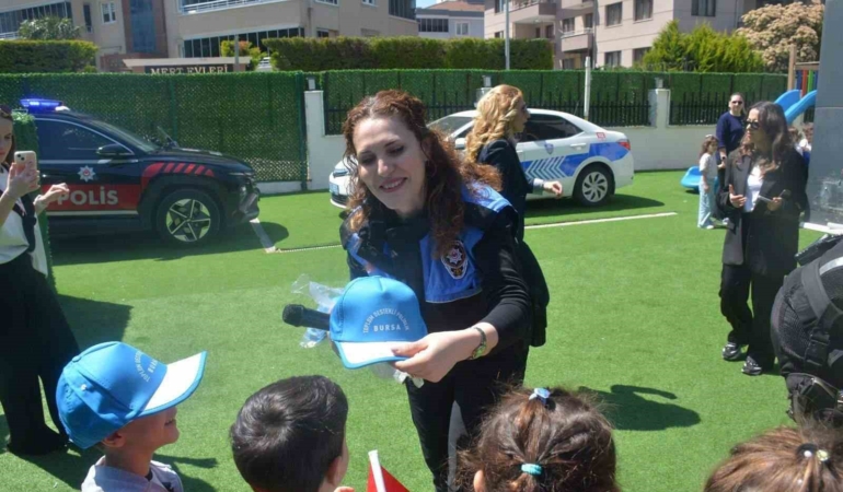 Bursa polisinden miniklere anlamlı ziyaret