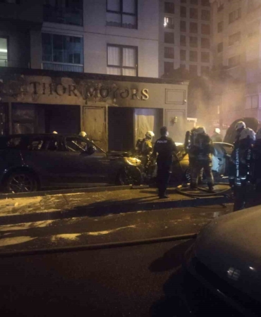 Kadıköy’de galeri önündeki park halindeki araçlar alev alev yandı