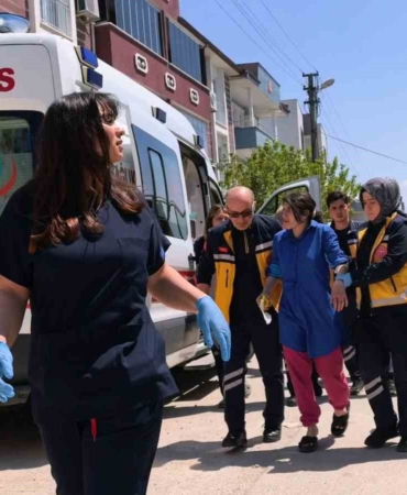 Saç kurutma makinesi evi yaktı: 2 kişi hastanelik oldu