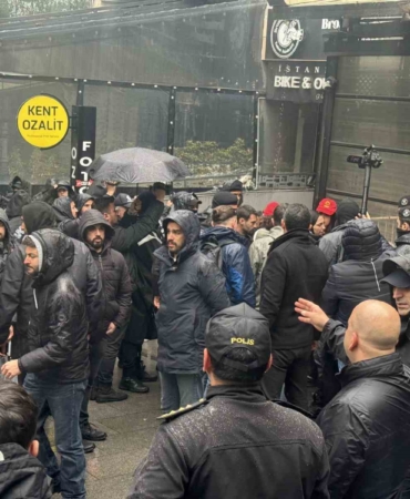 Beşiktaş’tan Taksim’e izinsiz yürümek isteyen grup gözaltına alındı