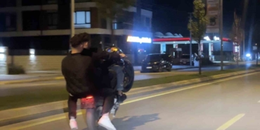 Plaka yok, kask yok: 3 kişi tek motosiklete bindi ön kaldırıp şov yaptı