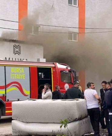 Koltuk fabrikasında korkutan yangın: 2 kişi dumandan etkilendi