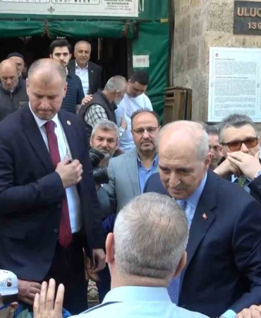 Numan Kurtulmuş cuma namazında Ulu Cami’de vatandaşlarla saf tuttu