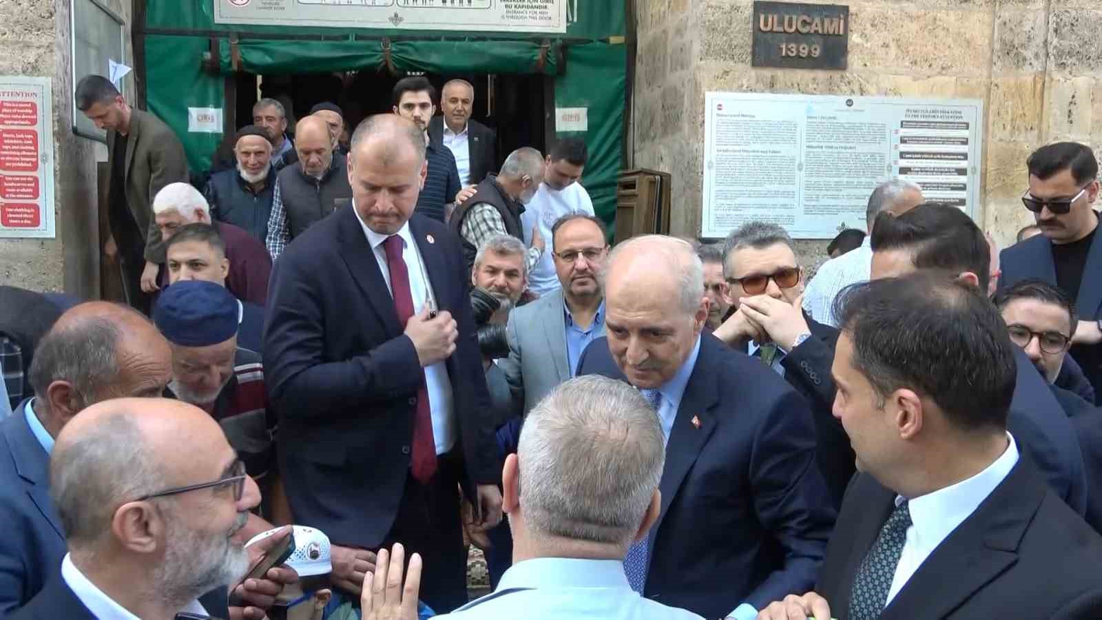 Numan Kurtulmuş cuma namazında Ulu Cami’de vatandaşlarla saf tuttu
