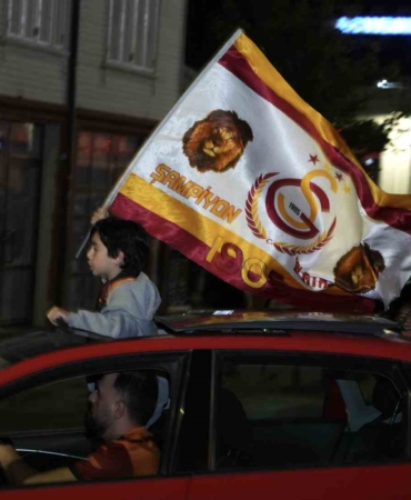 Galatasaray taraftarı şampiyonluğu sokaklarda kutladı