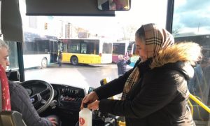 istanbulda_ozel_halk_otobuslerine_dezenfektan_kutulari_kondu