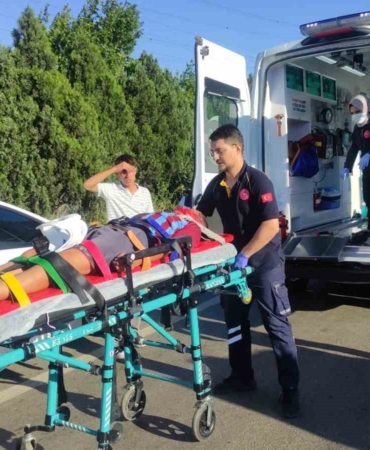 15 yaşındaki motosiklet sürücüsü kazada yaralandı