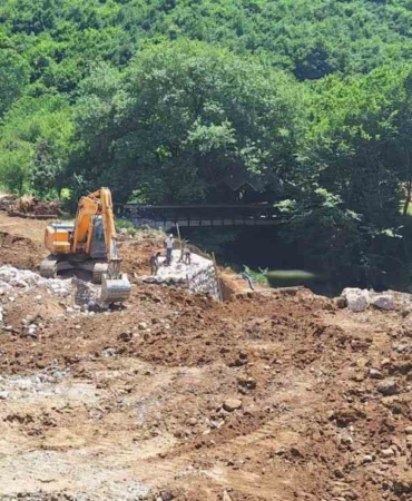 2 mahalleyi bağlayacak köprünün yapımı devam ediyor